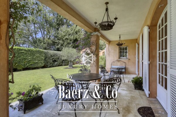 photo 9 Close to the center