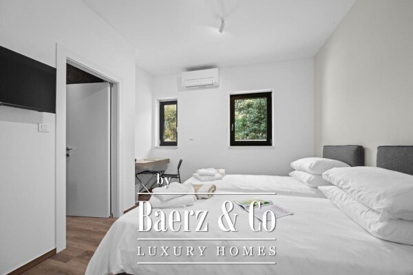 photo 26 Istria, Banjole, semi-detached villa first row to the sea 244 m2 with a view of the Marina