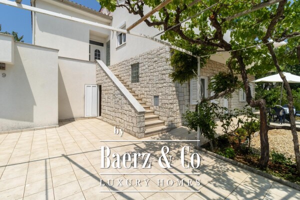 photo 4 Krk, house with three residential units and a large garden in the center