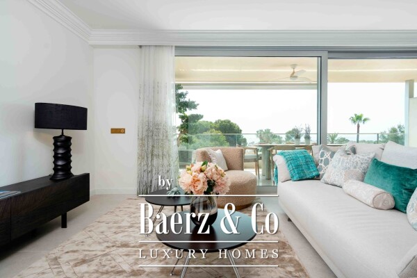 photo 6 Spacious apartment with sea views, parking and pool