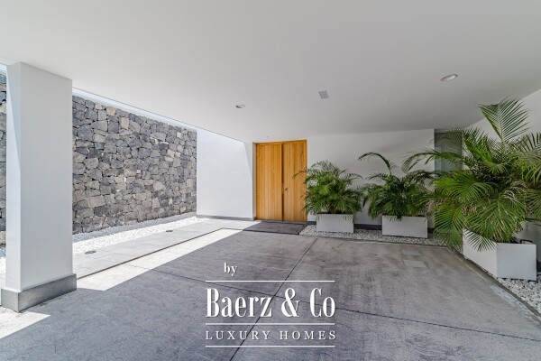 photo 20 Newly built beachfront villa in a residential area.