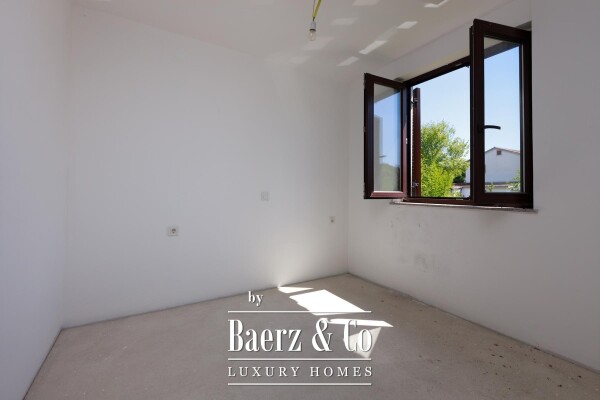 photo 9 House, Kras, beautiful house with 4 apartments and spacious garden